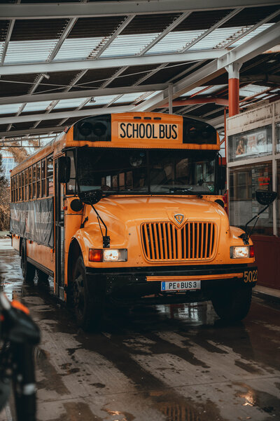 US Schoolbus bei einer Tankstelle | © Markus Trauner